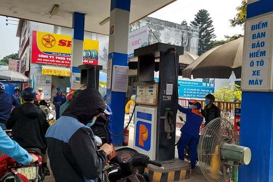 Giá xăng tiếp tục tăng, chạm đỉnh 25.000 đồng/lít