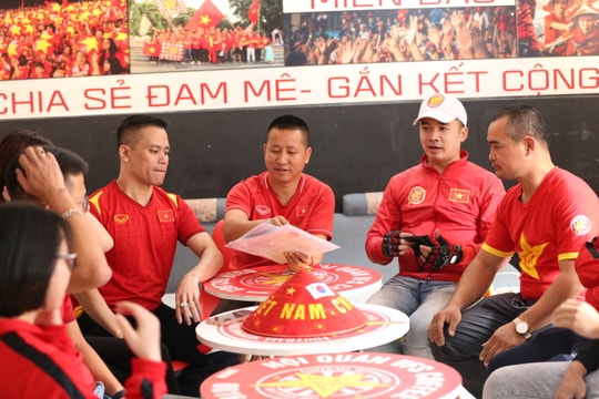 Cổ động viên Việt Nam hâm nóng bầu không khí trước trận gặp tuyển Nhật Bản