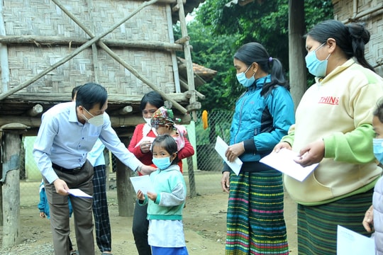 Ủy ban Dân tộc trao quà cho người dân từng mắc Covid-19 tại miền Tây Nghệ An