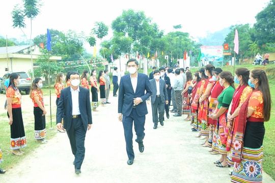 Phó Chủ tịch UBND tỉnh Hoàng Nghĩa Hiếu vui Ngày hội Đại đoàn kết tại xã Xiêng My (Tương Dương)