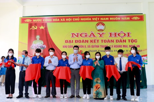 Phó Trưởng đoàn Đại biểu Quốc hội tỉnh dự ngày hội Đại đoàn kết ở thị xã Hoàng Mai