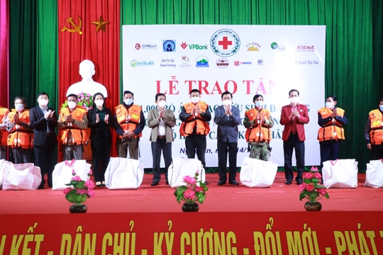 Nguyên Chủ tịch nước Trương Tấn Sang trao tặng phao cứu sinh đa năng cho ngư dân nghèo Nghệ An