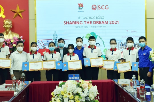 Trao học bổng cho 50 học sinh nghèo vượt khó ở Nghệ An