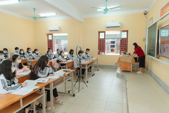 Sáng nay 15/11, học sinh lớp 12 trên toàn TP Vinh chính thức trở lại trường học