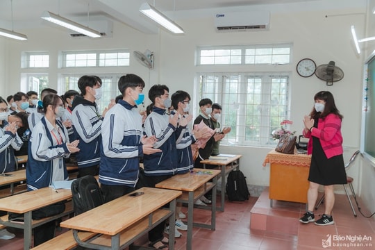Học sinh lớp 12 trên toàn thành phố Vinh đã chính thức trở lại trường học