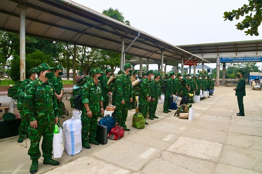 Đón 30 cán bộ quân y Bộ đội Biên phòng Nghệ An đi chống dịch tại các tỉnh phía Nam trở về