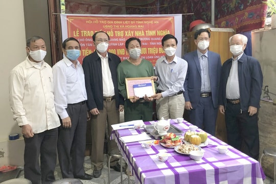 Trao 50 triệu đồng hỗ trợ xây nhà tình nghĩa cho thân nhân liệt sỹ ở TX Hoàng Mai