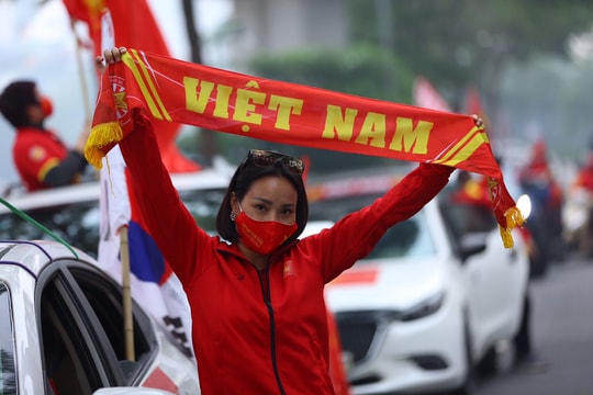 Cổ động viên Việt Nam diễu hành, tiếp sức cho đội tuyển