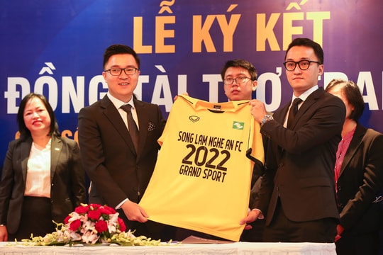 SLNA ký hợp đồng với nhà tài trợ trang phục mới 