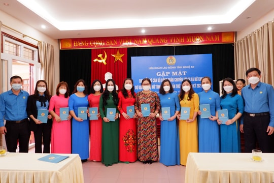 Gặp mặt 23 nữ cán bộ công đoàn chuyên trách tiêu biểu