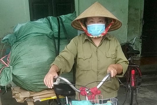 Xót xa gia cảnh người mẹ gánh ve chai nuôi hai con học đại học