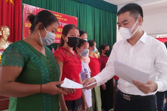 74 công dân Lào cư trú tại địa bàn biên giới Nghệ An được trao quyết định nhập quốc tịch Việt Nam