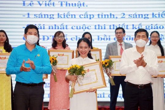 19 nhà giáo Nghệ An được trao thưởng 'Quỹ phát triển tài năng giáo dục“