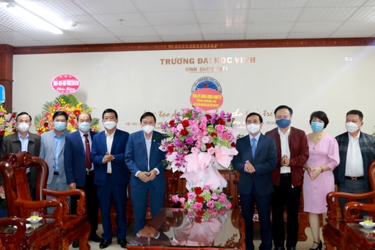 Đồng chí Lê Hồng Vinh chúc mừng các cơ sở giáo dục nhân Ngày Nhà giáo Việt Nam