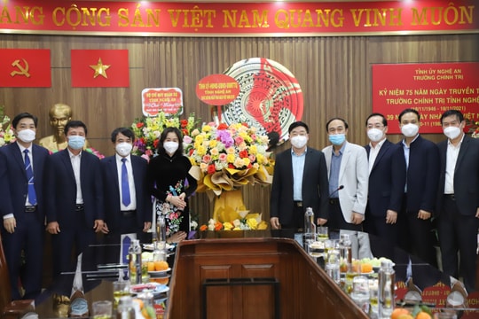 Phó Bí thư Thường trực Tỉnh ủy chúc mừng Trường Chính trị tỉnh 