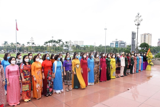 Đoàn đại biểu phụ nữ tỉnh Nghệ An dâng hoa báo công với Bác Hồ tại Quảng trường Hồ Chí Minh 