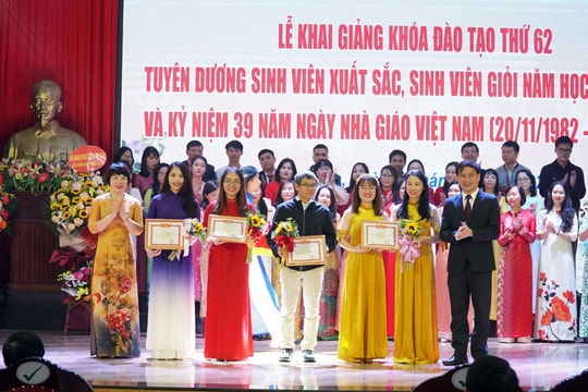 Trường Đại học Vinh tổ chức Lễ khai giảng năm học mới