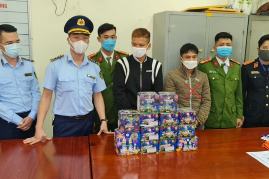 Dùng xe máy không biển số vận chuyển pháo trái phép