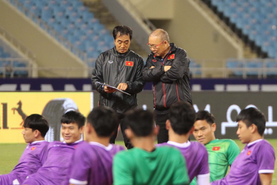 HLV Park gọi 33 cầu thủ cho AFF Cup; Thủ môn Việt kiều giành giải thưởng ở châu Âu