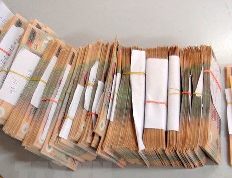 Nam thanh niên mua máy in về sản xuất tiền giả đem bán lấy tiền thật