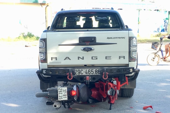 Đâm vào đuôi xe ô tô bán tải, nam thanh niên nhập viện