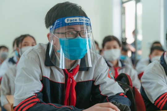 Học sinh khối lớp 9,10,11 ở TP Vinh đi học trở lại