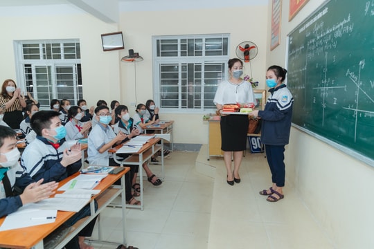 Học sinh TP Vinh háo hức trong ngày đầu trở lại trường