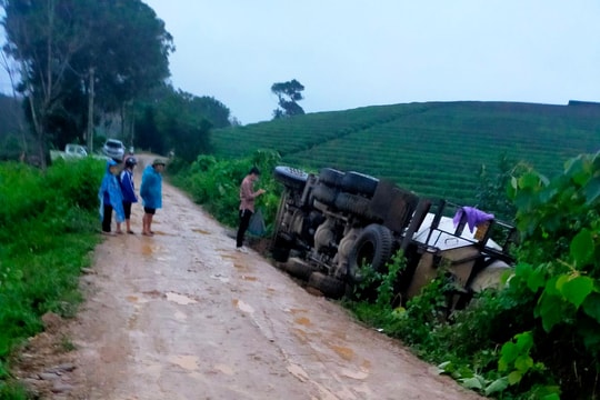 Lại thêm một xe bồn gặp nạn trong mưa