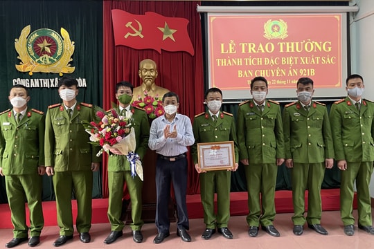 Khen thưởng Chuyên án phá đường dây lô đề tiền tỷ ở Thái Hòa