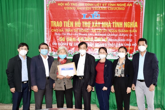 Trao 50 triệu đồng hỗ trợ xây nhà tình nghĩa cho thân nhân liệt sĩ ở Thanh Chương