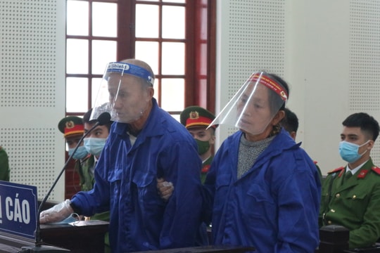 Vợ chồng già dìu nhau ra tòa nhận án vì tội buôn ma túy