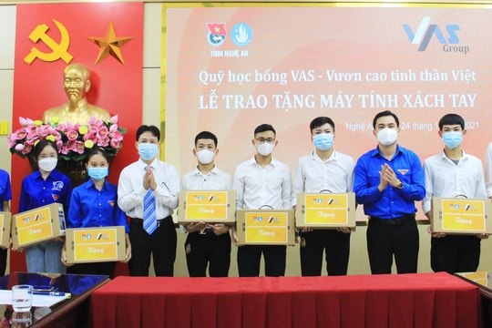 Quỹ học bổng VAS trao tặng máy tính hỗ trợ sinh viên Nghệ An