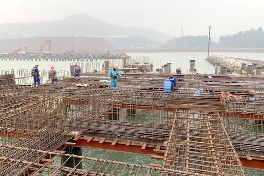 Nhộn nhịp công trường thi công cảng biển tổng hợp quốc tế Sông Lam Nghệ An