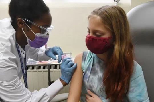 Đức vượt mốc 100.000 ca tử vong vì Covid-19, Pháp chọn tiêm mũi 3, không phong tỏa