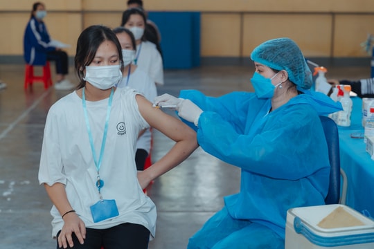 Hình ảnh buổi tiêm vắc-xin phòng Covid-19 đầu tiên cho học sinh tại Nghệ An