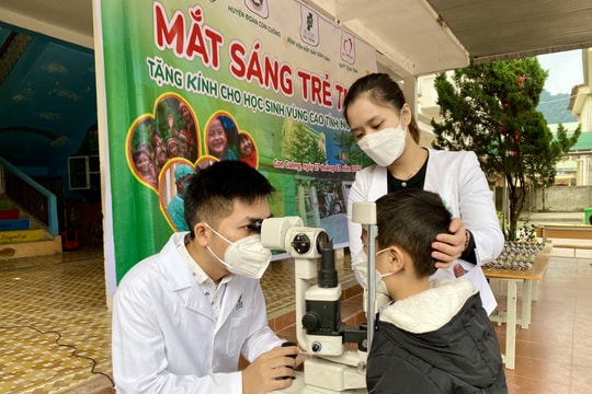 Khám bệnh, cấp kính miễn phí và trao quà cho học sinh nghèo Con Cuông