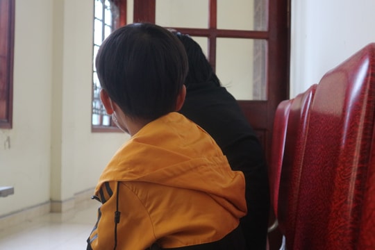 Vợ nối gót chồng bán ma túy, con thơ 8 tuổi ngơ ngác xuống tòa gặp mẹ