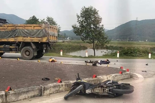 Xe máy va chạm ô tô tải, đôi nam nữ tử vong tại chỗ