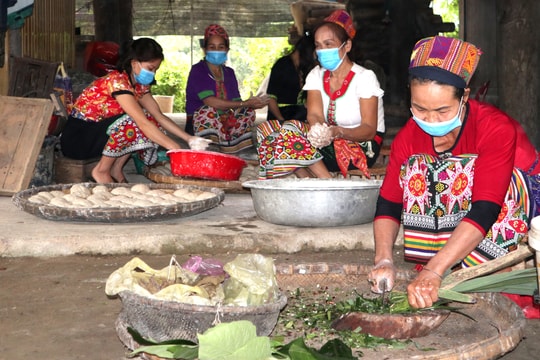 Về Con Cuông, ấm nồng rượu men lá 