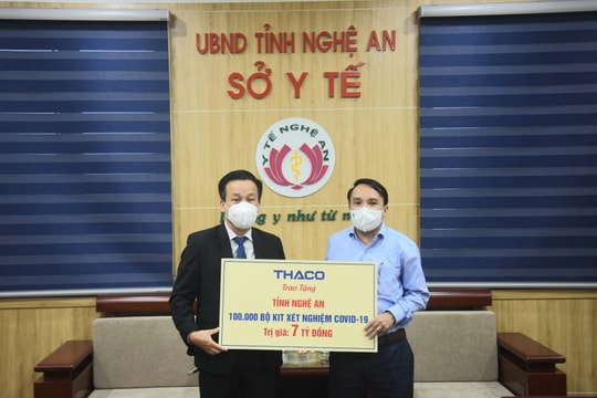 THACO trao tặng cho ngành Y tế Nghệ An 100.000 kit test nhanh Covid-19