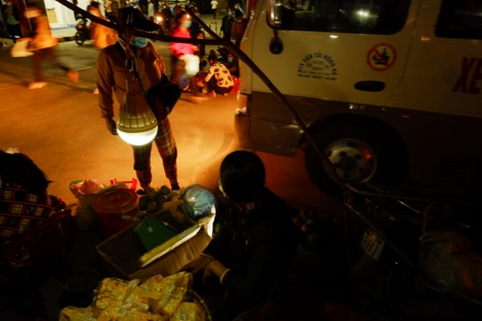 Hỗn loạn giao thông ở chợ tự phát Khu Công nghiệp Bắc Vinh