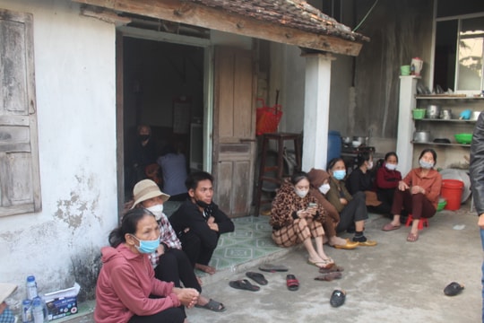 Người dân làng biển Nghệ An mong ngóng 5 thuyền viên mất tích