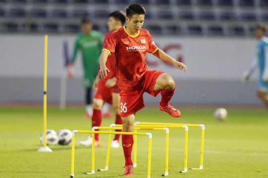 Hùng Dũng gặp sự cố, lỡ đường sang Singapore; Thái Lan treo thưởng lớn nếu thắng tuyển Việt Nam