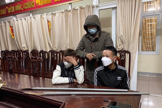 Bắt giữ 3 thanh thiếu niên cầm vũ khí chạy xe máy với tốc độ cao 