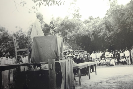 Khắc sâu hình bóng Người…