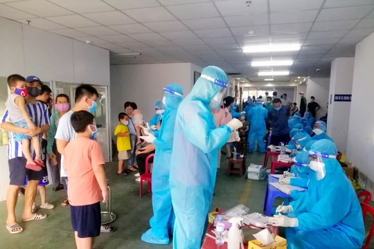 Nghệ An: Phong tỏa 1 tầng chung cư, lấy mẫu hàng trăm người liên quan ca nhiễm Covid - 19 mới