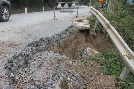 Sạt lở tuyến đường đèo dốc ở huyện Kỳ Sơn, ẩn họa tai nạn giao thông