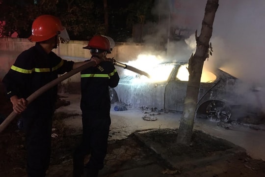 Xe ô tô đang đậu trên vỉa hè TP. Vinh bất ngờ bốc cháy dữ dội