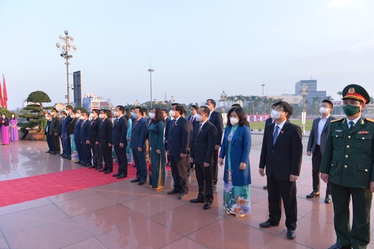 Đoàn đại biểu HĐND tỉnh dâng hoa tưởng niệm Chủ tịch Hồ Chí Minh