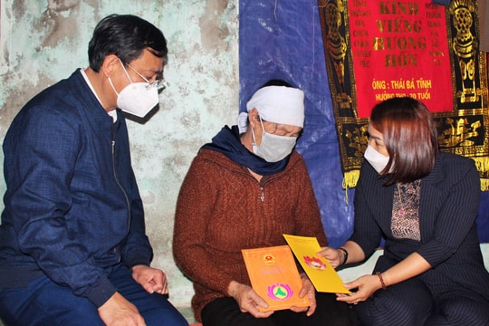 Quỳnh Lưu thăm hỏi và trao 36 triệu đồng cho gia đình các thuyền viên mất tích trên biển